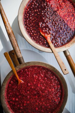 çilek ve ahududu reçeli ile ev yapımı hazırlıkları iki havza