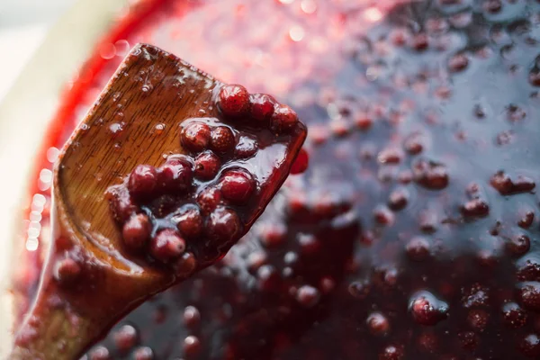 çilek reçeli tahta bir kaşıktan aşağı akar