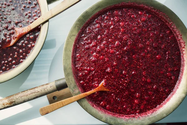 Dvě povodí domácích přípravků s jahodovým a malinovou marmeládou — Stock fotografie