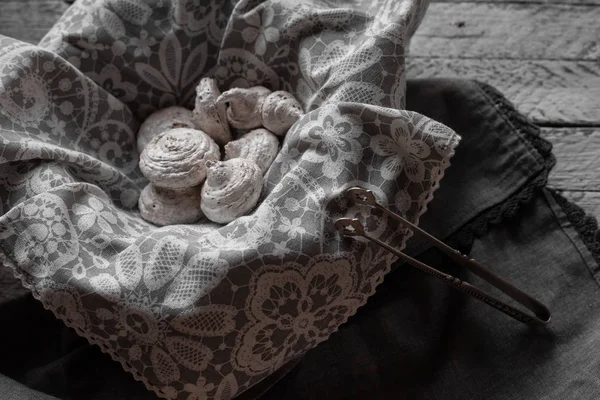 Montón de merengues en una cesta con una servilleta — Foto de Stock