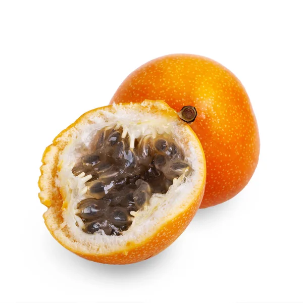 Fruta de granadilla cortada sobre un fondo blanco — Foto de Stock