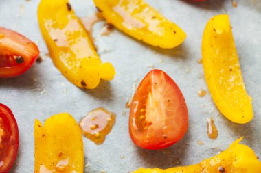 Sarı dolma biber ve kırmızı domates dilimleri baharatlı pişirmek için hazırlandı.