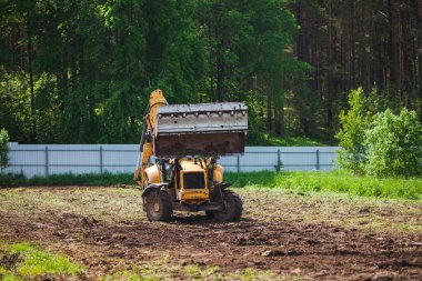 Sarı kazıcı, geniş açık kovalı.