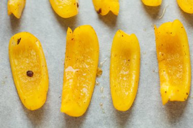 Fırında pişirmeye hazır taze dolma biber dilimleri.