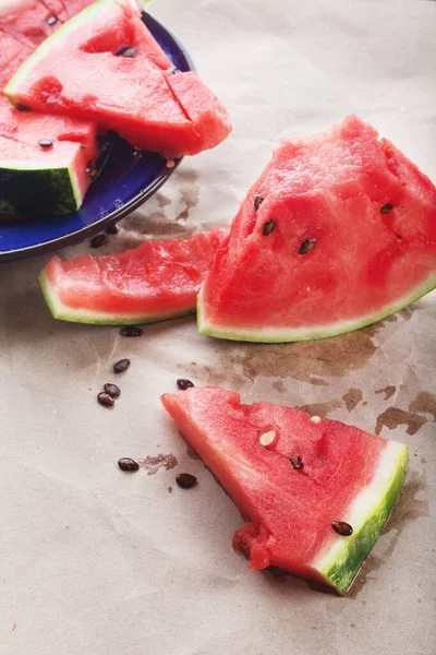 Suculentas fatias de melancia vermelha estão sobre a mesa. Comida de verão, ainda vida — Fotografia de Stock