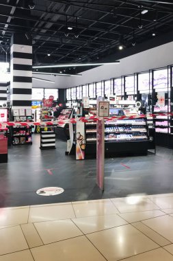 Moskova, Rusya, Ağustos 2020. COVID19 salgını sırasında dükkan girişini kapatmış, mesafeyi koruyor