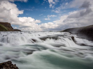 Düşmeden hemen önce Gulfoss Şelalesi