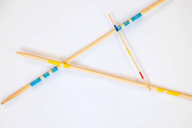 Mikado çubukları beyaz arka plana saçılmış - 8