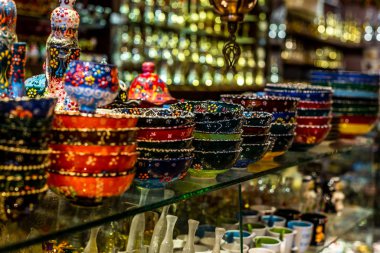 Mu 'daki geleneksel Ummani Suq (Pazar)' da renkli mallar indirimde