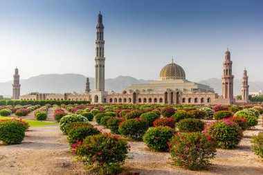 Muscat Büyük Camii 'nin geometrik güzelliği ve onun bekçisi.