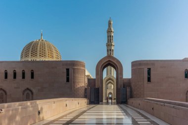 Muscat Büyük Camii 'nin tipik giysili muhafızlarından biri.