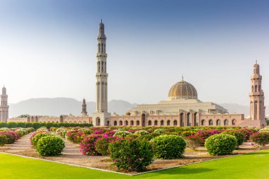 Muscat Büyük Camii 'nin geometrik güzelliği ve onun bekçisi.