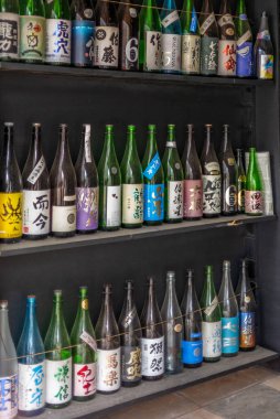 Tokyo 'da renkli boş sake şişeleri