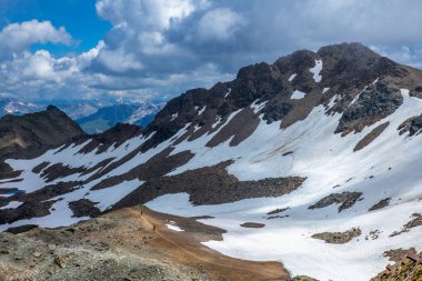 Dağ motorcuları Parpaner Rothorn dağ zirvesinden iniyor.
