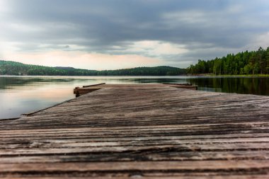 Finl 'deki Kolovesi Ulusal Parkı' ndaki Saimaa gölünde bir iskele.