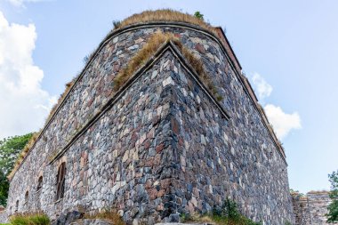 Savunma duvarları, eski evler ve Suomenlinna 'nın kaldırımlı sokakları.
