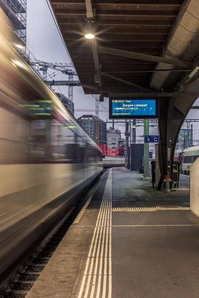 Train au départ de la gare de Zurich - 1 — Photo