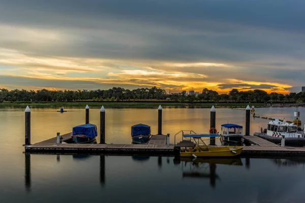 Reflektioner om det lugna havet i marinan i Singapore - 2 — Stockfoto