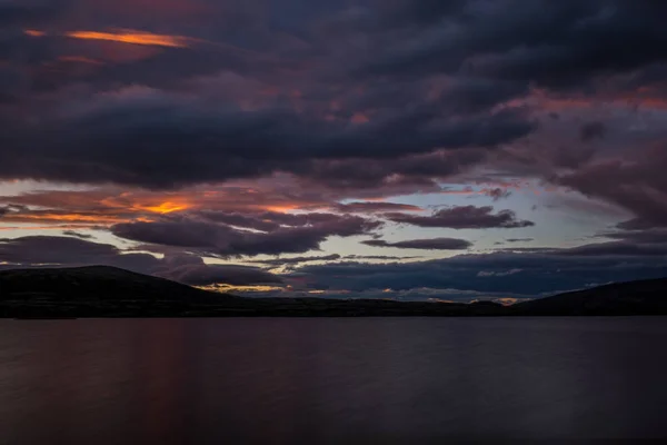 ロンダネ国立公園の日没時に静かなノルウェーの湖 — ストック写真