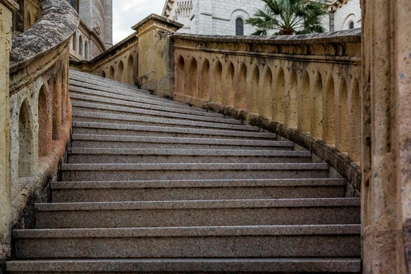 Una escalera de piedra antigua en Mónaco —  Fotos de Stock