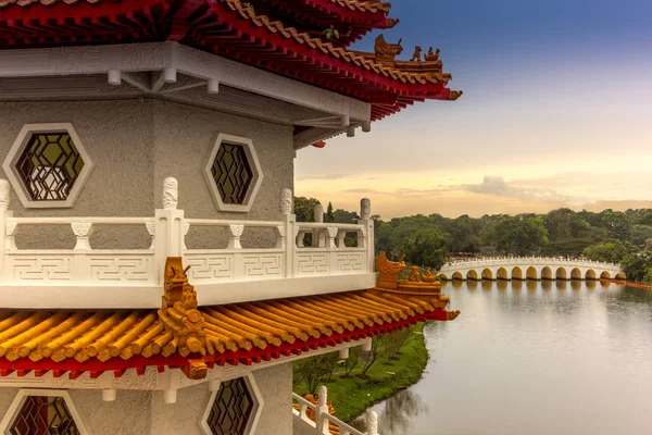 Chinesische Marmorbrücke Tempel spiegelt sich im See im Kinn — Stockfoto