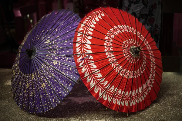Dos paraguas de papel japonés en un mercado callejero — Foto de Stock
