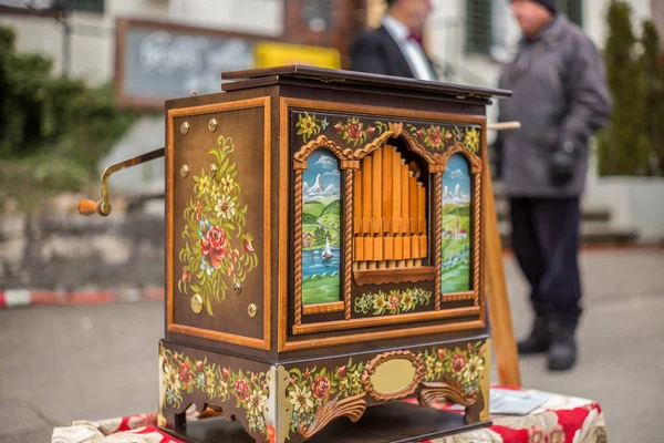 Un órgano de barril en un mercado de Navidad en Suiza - 2 — Foto de Stock