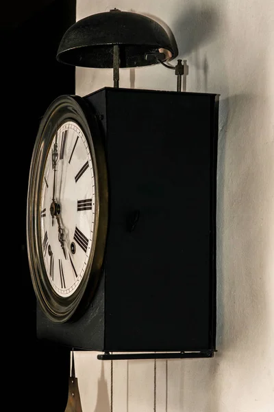 Um velho relógio de parede na Suíça — Fotografia de Stock