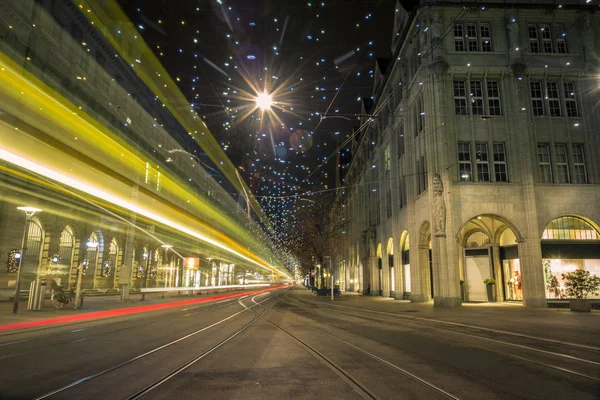 Kerstinkopen in de kleurrijk versierde Zürich Bahnhofstr — Stockfoto