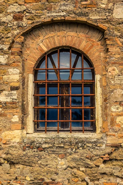 Detail středověkého okna starého hradu v Toskánsku — Stock fotografie