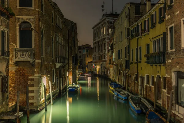 Widok na kanały i stare pałace w Wenecji w nocy - 5 — Zdjęcie stockowe