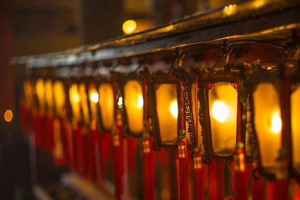 Hermosas linternas chinas en el templo budista de Man Mo en —  Fotos de Stock