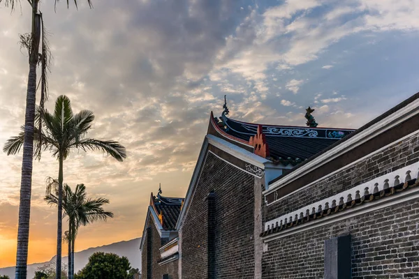 Templo de Buddist nos Territórios Novos de Hong Kong perto do murado — Fotografia de Stock