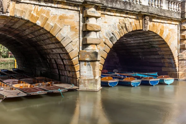 Barcos de madeira clássicos ancorados no rio em Oxford - 1 — Fotografia de Stock
