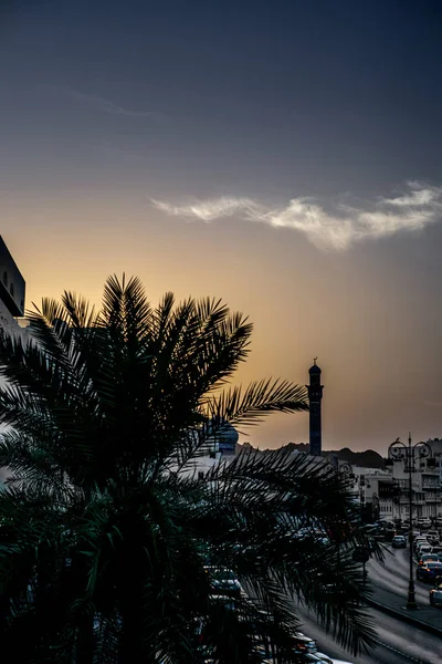 A estrada velha de Mutrah Corniche perto de Muscat em Omã no por do sol — Fotografia de Stock