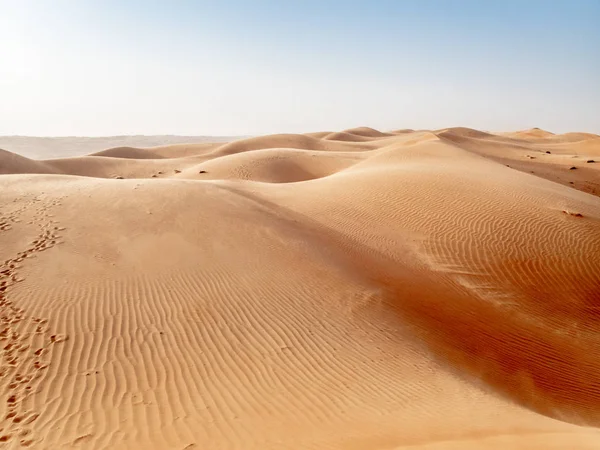 Las dunas del desierto Wahiba Sands en Omán al atardecer durante un — Foto de Stock