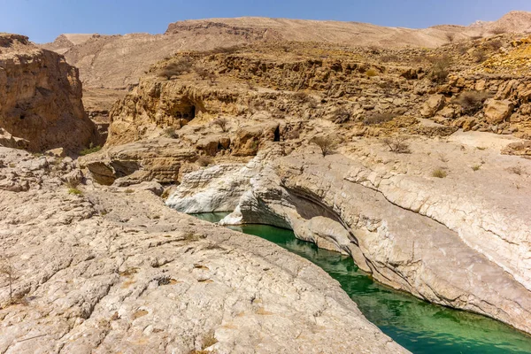 カニエに流れるオマーンの岩の砂漠の水の流れ — ストック写真