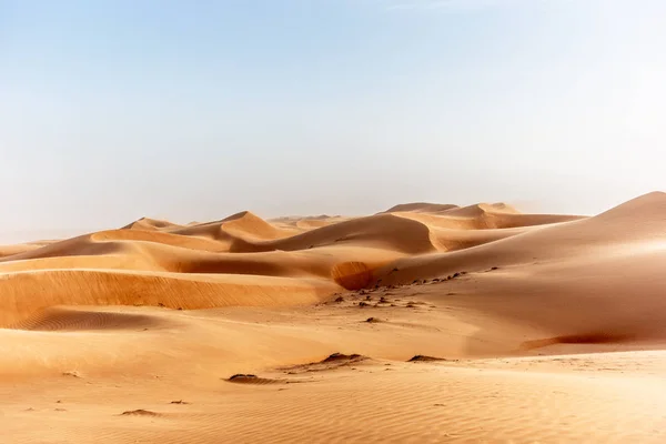 Las dunas del desierto Wahiba Sands en Omán al atardecer durante un — Foto de Stock