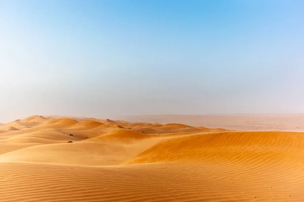 The dunes of the Wahiba Sands desert in Oman at sunset during a — Stock Photo, Image