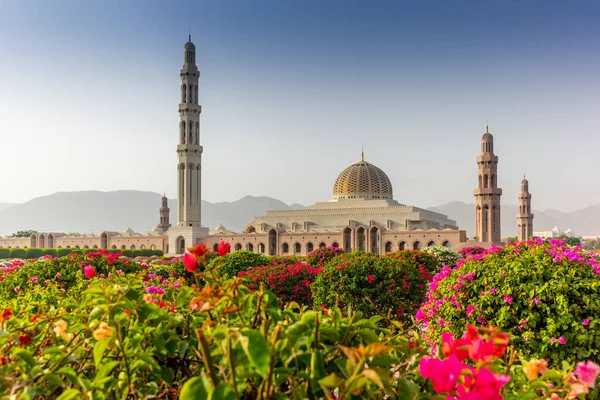 Muscat Büyük Camii 'nin geometrik güzelliği ve onun bekçisi.