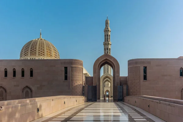 Muscat Büyük Camii 'nin tipik giysili muhafızlarından biri.