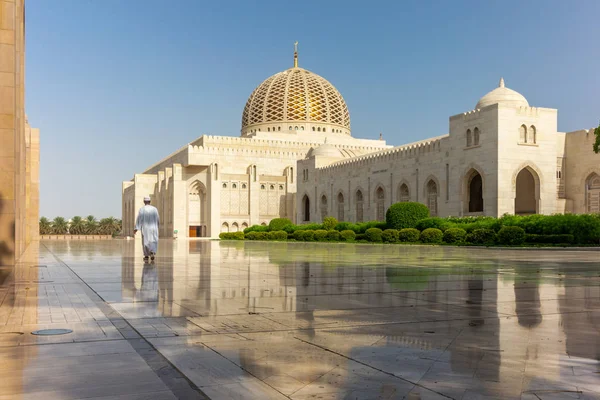 Tipik bir Om 'la Muscat Büyük Camii' ne giden bir dua.