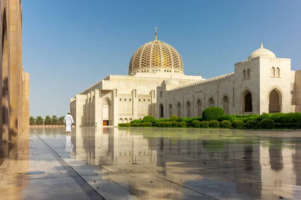 Tipik bir Om 'la Muscat Büyük Camii' ne giden bir dua.