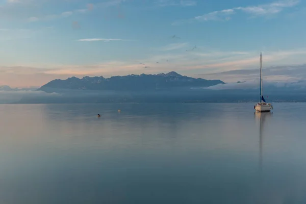 Színes napkelte a kikötő Lausanne a tó Leman in — Stock Fotó