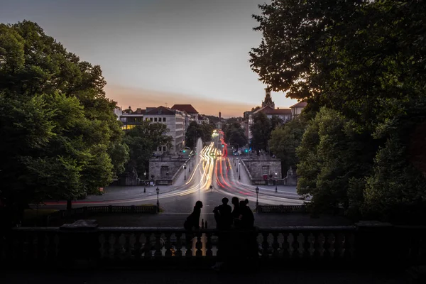 Siluety mladých lidí sledujících západ slunce v Mnichově v Ger — Stock fotografie