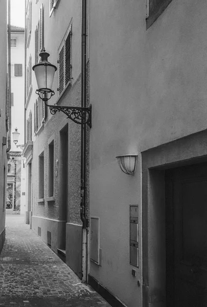 Στενά δρομάκια στο κέντρο της παλιάς πόλης της Ζυρίχης — Φωτογραφία Αρχείου