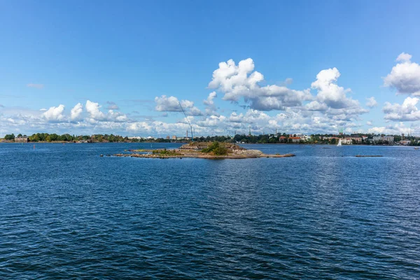 Wyspy na archipelagu helsińskim w słoneczny letni dzień - — Zdjęcie stockowe