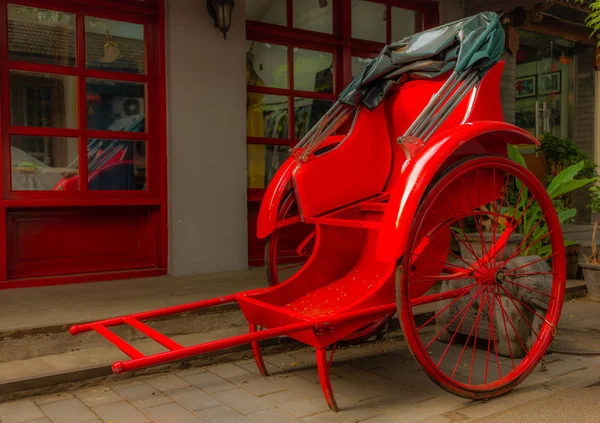 Um riquixá vermelho brilhante em um beco traseiro em um hutong de Beijing - 1 — Fotografia de Stock