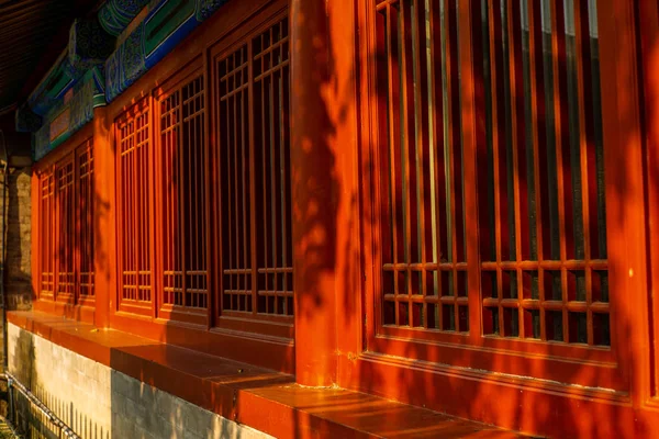 Δέντρα, πολύχρωμο περίπτερο, του ναού του Κομφούκιου στο Πεκίνο — Φωτογραφία Αρχείου