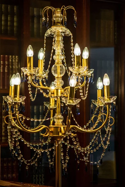 Un classico lampadario di cristallo di design britannico in una biblioteca - 3 — Foto Stock